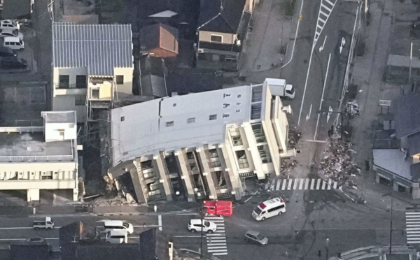 1일 일본 혼슈 중부 이시카와현 노토 반도에서 발생한 규모 7.6의 강진으로 와지마시의 건물이 무너져 있다. [사진=연합뉴스]