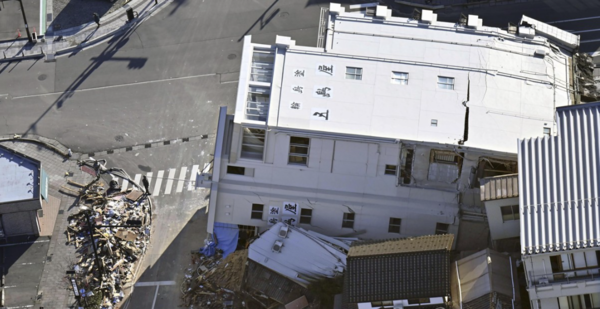 일본 이시카와현 노토 반도에서 1일 발생한 규모 7.6의 강진으로 와지마시의 7층 건물이 무너져 있다. [사진=연합뉴스]