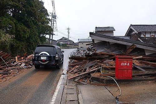 3일 이시카와현 시카마치의 한 주택이 지진으로 완전히 무너져 있다. [사진=연합뉴스]