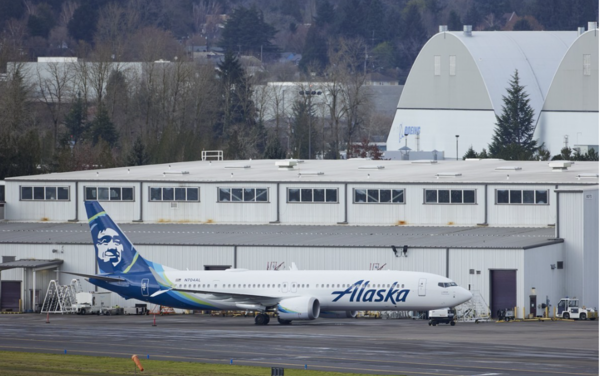 비행 도중 동체 일부에 생긴 구멍으로 비상 착륙한 보잉 737 맥스9 기종인 알래스카 항공 N704AL편이 6일(현지시간) 미국 오리건주 포틀랜드 국제공항에 착류해 있다. [사진=연합뉴스]