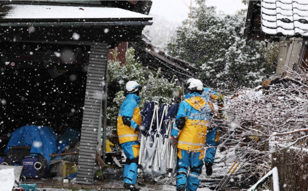 지난 7일 지진 피해 지역인 일본 이시카와현 스즈시에 많은 눈이 내리는 가운데 경찰들이 실종자 수색 작업을 벌이고 있다. 새해 첫날 노토반도를 강타한 규모 7.6 지진으로 최소 120명이 숨진 것으로 집계됐다. [사진=연합뉴스]