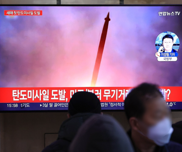 북한이 동해상으로 미상의 탄도미사일을 발사한 14일 오후 서울역 대합실에서 시민들이 관련 보도를 보고 있다. [사진=연합뉴스]