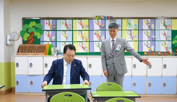 초등학교 교실 책상에 앉아보는 윤석열 대통령 [사진=연합뉴스]