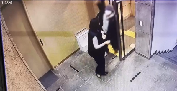 국민의힘 배현진 의원(서울 송파을)이 25일 오후 서울 강남구 신사동의 한 건물에서 괴한에게 습격 당하는 장면이 담긴 CCTV 화면을 배 의원실이 공개했다. [사진=연합뉴스]