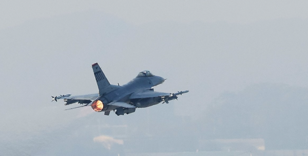 한미 연합공중훈련 '비질런트 디펜스'(Vigilant Defence)가 시작된 30일 경기도 평택시 주한미공군 오산기지에서 F-16 전투기가 이륙하고 있다. [사진=연합뉴스]