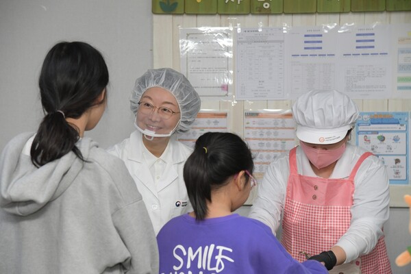 오유경 식품의약품안전처장이 5일 대전 정림 지역아동센터를 방문해 급식을 배식하고 있다. [식약처 제공]