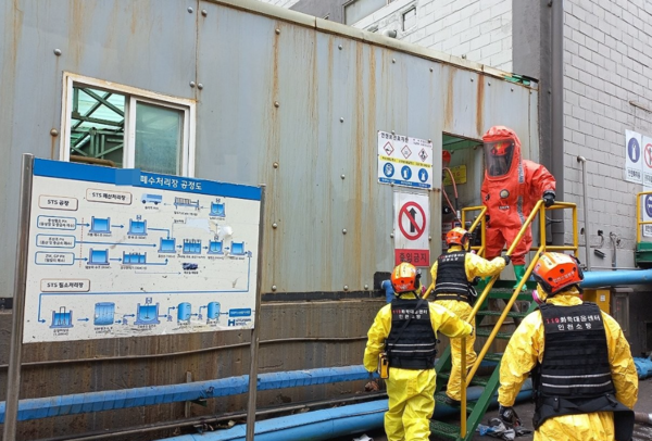 6일 폐기물 수조를 청소하던 노동자 7명이 쓰러져 1명이 숨진 인천 현대제철 공장 시설에 인천소방본부 화학대응센터 대원들이 들어가고 있다. [사진=연합뉴스]
