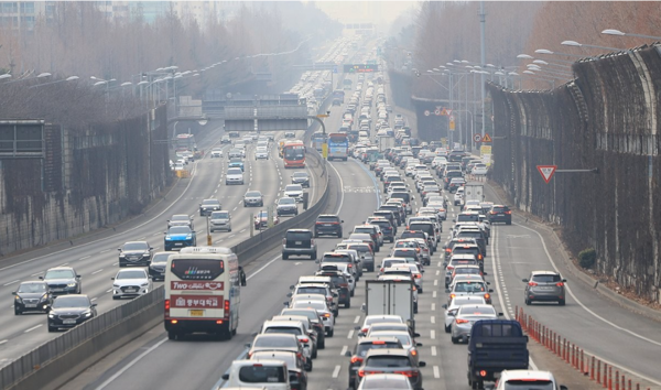 설날인 10일 경부고속도로 서울 잠원IC 인근 하행선이 정체를 빚고 있다. [사진=연합뉴스]