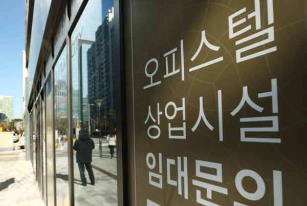 서울 시내 오피스텔 모델하우스에 붙은 임대문의 안내문. [사진=연합뉴스]