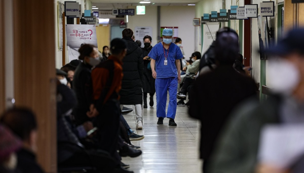19일 대구 한 대학병원에서 의사가 환자들 사이로 이동하고 있다. [사진=연합뉴스]