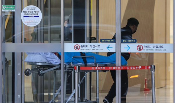 20일 서울 시내 한 대학병원에서 환자가 이송되고 있다. [사진=연합뉴스]