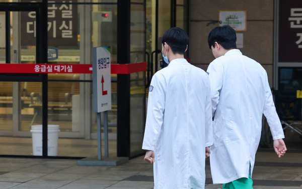 20일 오전 서울 시내 한 병원에서 의료진들이 이동하고 있다. [사진=연합뉴스]