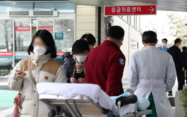 22일 오전 서울 한 대형병원에서 의료진들이 응급실로 이동하고 있다. [사진=연합뉴스]