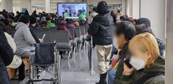 21일 오전 서울의 한 대형병원에서 환자와 보호자들이 진료를 기다리고 있다. [사진=연합뉴스]
