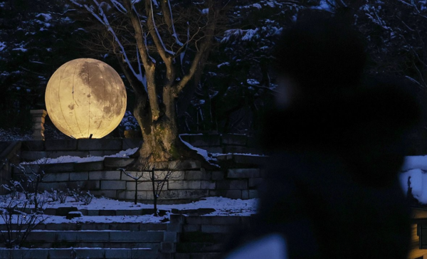 정월대보름을 이틀 앞둔 22일 오후 서울 종로구 창경궁 풍기대에 보름달 조형물이 설치돼 있다. [사진=연합뉴스]