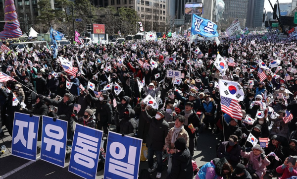 자유통일당이 1일 오후 서울 종로구 동화면세점 앞에서 연 '자유통일을 위한 천만조직 국민대회'에서 참가자들이 태극기와 성조기를 함께 흔들고 있다. [사진=연합뉴스]