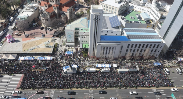 자유통일당이 1일 오후 서울 종로구 동화면세점 인근에서 '자유통일을 위한 천만조직 국민대회'를 열고 있다. [사진=연합뉴스]
