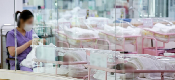 서울 시내 한 산후조리원 신생아실에서 간호사 등 관계자들이 신생아들을 돌보고 있다. [사진=연합뉴스]
