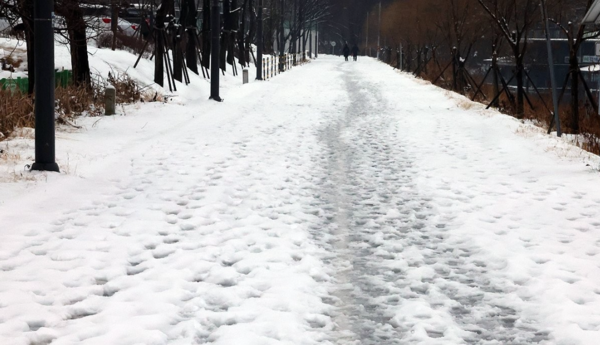 31일 오후 강원 춘천시 삼천동 산책로에 눈이 그친 뒤 빙판길을 이루고 있다. [사진=연합뉴스]