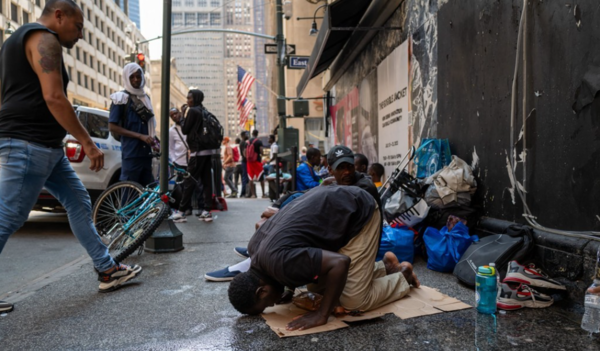 미국 뉴욕 시내에서 노숙 생활을 하며 이슬람식 기도를 올리는 이민자들 [사진=연합뉴스]