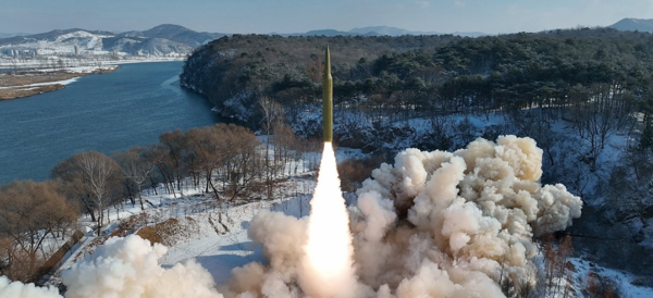 북한이 고체연료를 사용한 극초음속 중장거리 탄도미사일(IRBM) 시험 발사에 성공했다고 조선중앙통신이 15일 보도했다. [사진=연합뉴스]