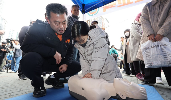 지난  6일 오후 서울 이마트 은평점에서 열린 재난 대비 민방위훈련에 참여한 한 어린이가 심폐소생술 교육을 받고 있다. [사진=연합뉴스]