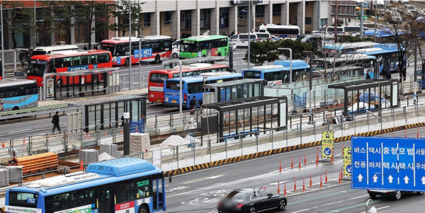 서울 시내버스 노조가 오는 28일 총파업을 예고했다. 노조는 26일 총파업 여부에 대한 전체 조합원 찬반투표를 거쳐 파업에 들어갈 계획이라고 밝혔다. [사진=연합뉴스]