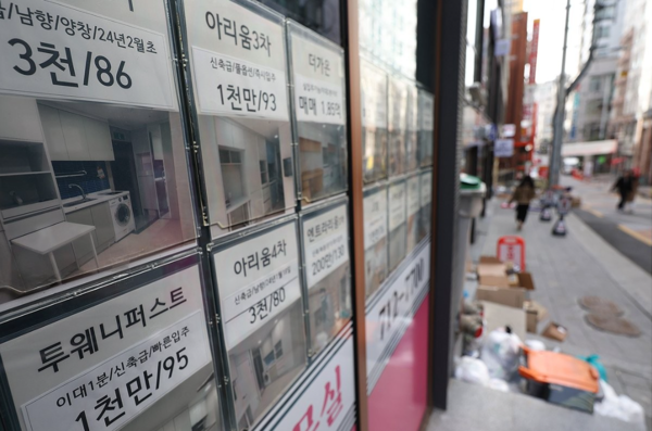 지난 17일 오후 서울시내 한 부동산 중개업소에 오피스텔 월세 정보가 붙어있다. [사진=연합뉴스]