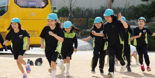 체육활동하는 초등학교 어린이들 [사진=연합뉴스]